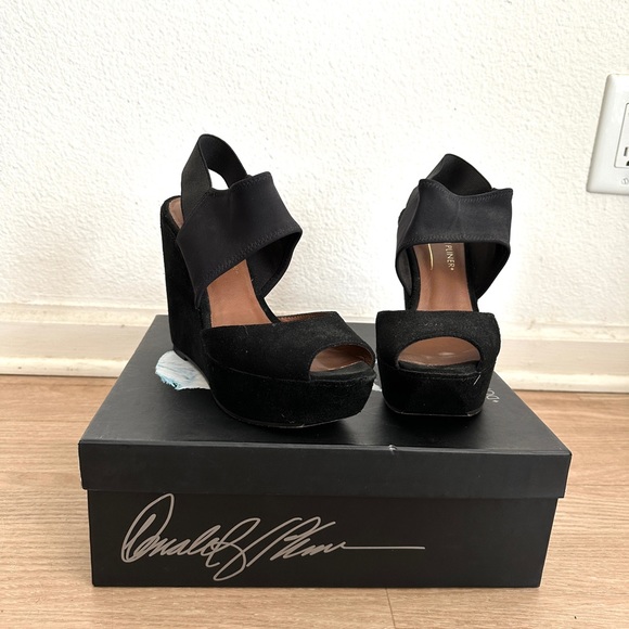 Donald Pliner Black Platforms - Picture 5 of 7